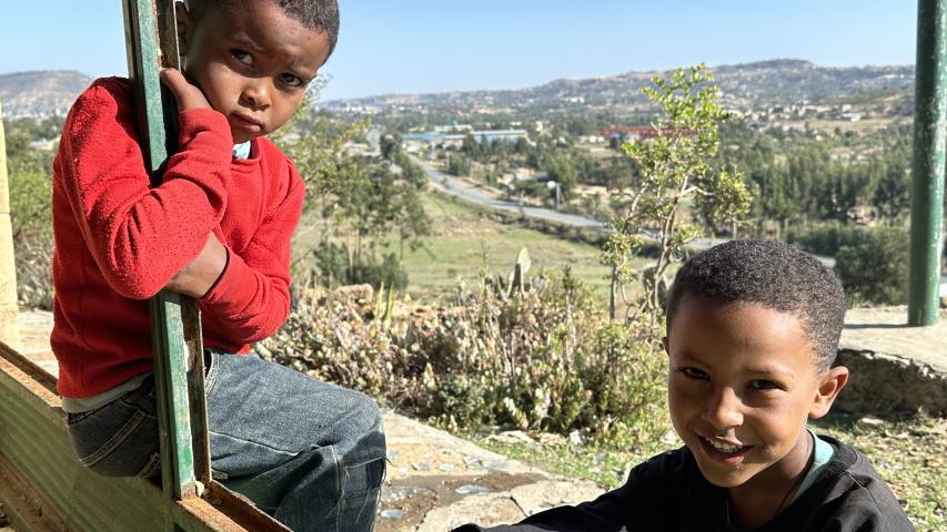 Unos niños juegan a las afueras de Aigrat (Tigray_Etiopía). Foto: Manos Unidas/Marta Carreño