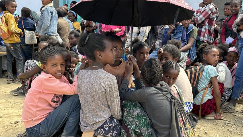 Un grupo de estudiantes se protege del sol a las puestas de la escuela en Tigray (Etiopía). Foto: Manos Unidas/Marta Carreño