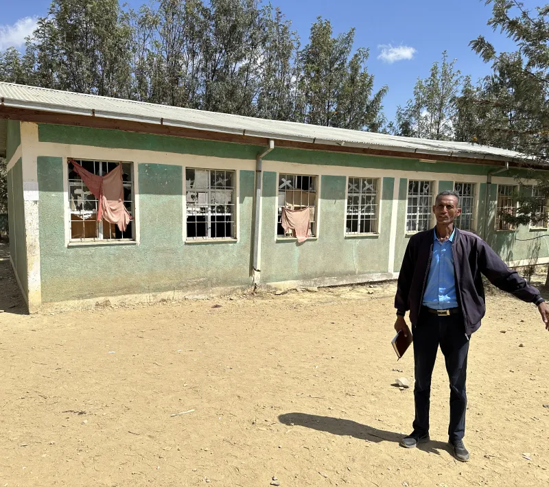Un miembro de ADCS muestra los daños en una escuela en Gulomekada (tigray). Foto:Manos Unidas/Marta Carreño