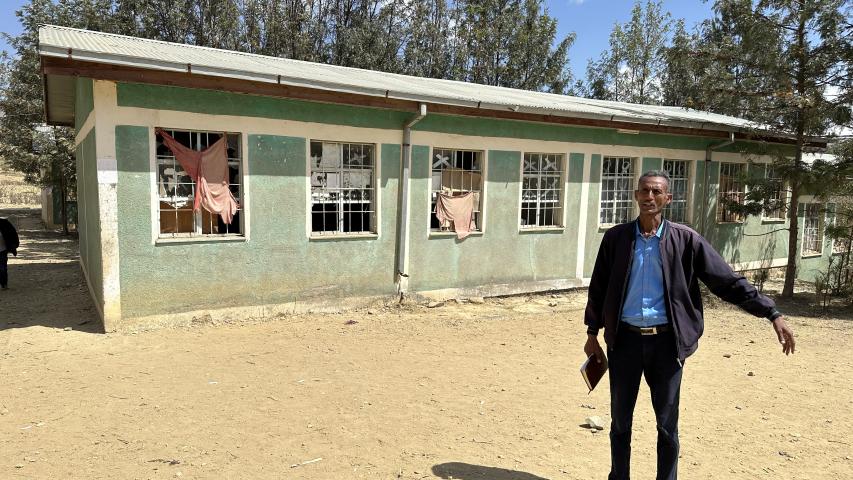 Un miembro de ADCS muestra los daños en una escuela en Gulomekada (tigray). Foto:Manos Unidas/Marta Carreño