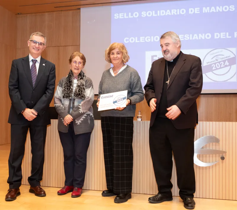 Dña. María Pilar Mayayo Lafuente recoge el sello solidario de Manos Unidas al Colegio Teresiano del Pilar