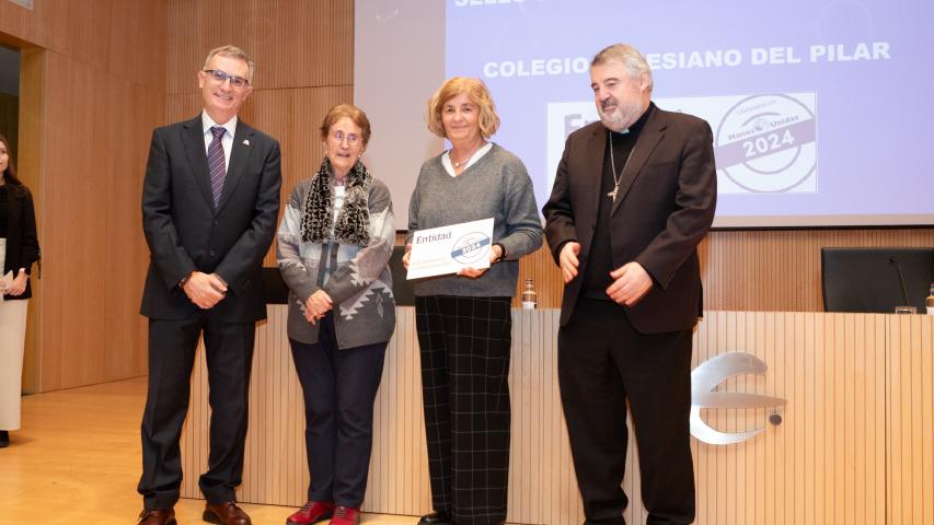 Dña. María Pilar Mayayo Lafuente recoge el sello solidario de Manos Unidas al Colegio Teresiano del Pilar