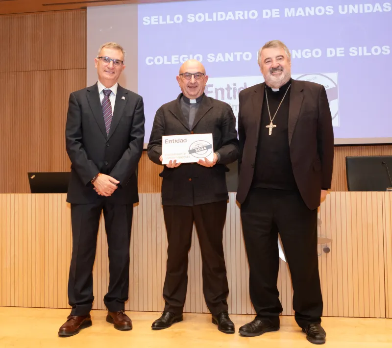 D. Fernando Urdiola Guallar, director del Colegio Santo Domingo de Silos recoge el sello solidario de Manos Unidas 2024