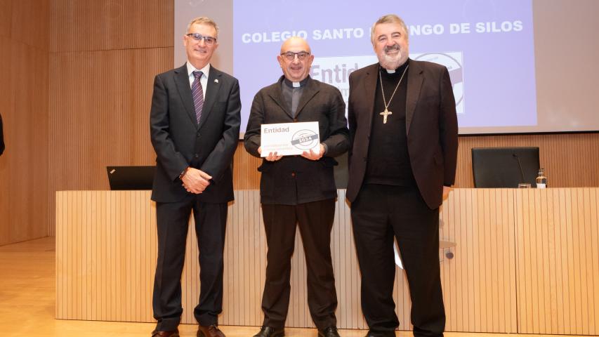 D. Fernando Urdiola Guallar, director del Colegio Santo Domingo de Silos recoge el sello solidario de Manos Unidas 2024