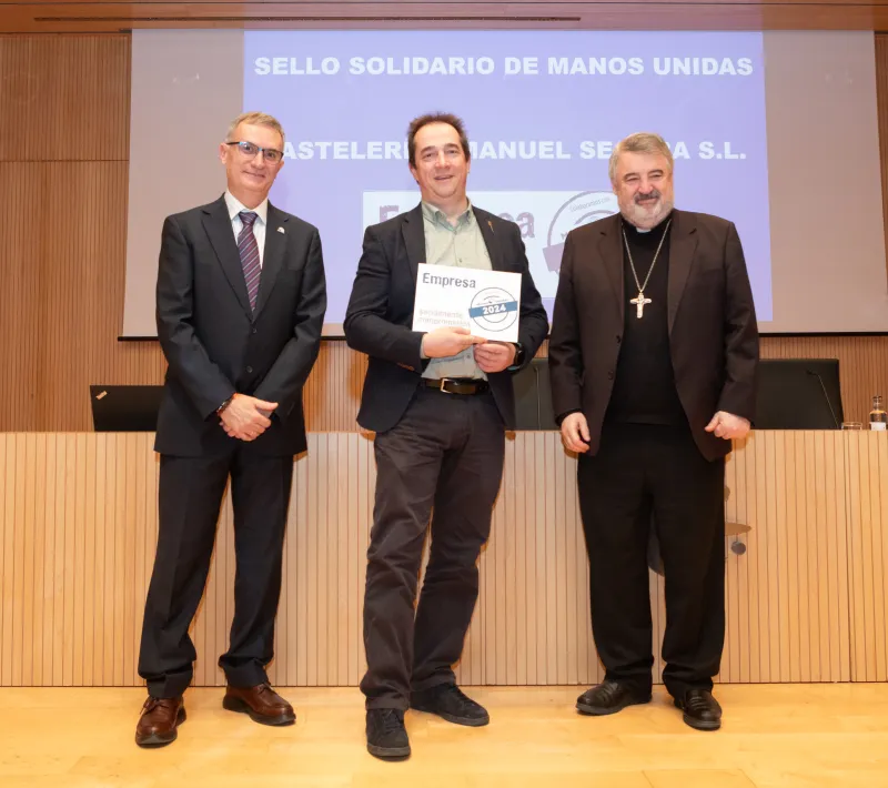 El gerente de Pastelerías Manuel Segura, José Manuel Segura Catalán, recoge el sello solidario Manos Unidas 2024
