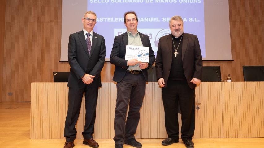 El gerente de Pastelerías Manuel Segura, José Manuel Segura Catalán, recoge el sello solidario Manos Unidas 2024