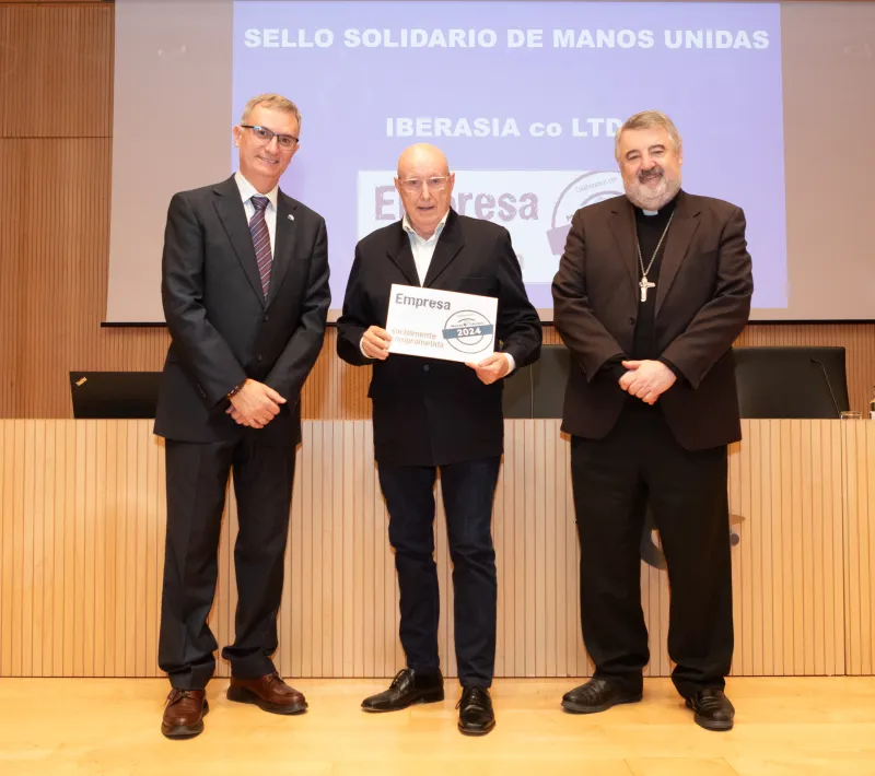 El sello solidario de Manos Unidas 2024 a la empresa IBERASIA co LTD, fue recogido por su presidente D. Vicente Laborda Peral