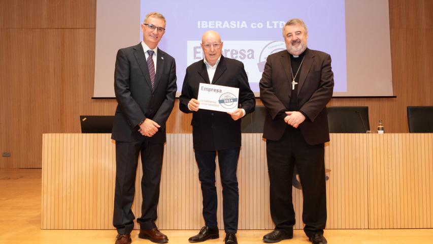 El sello solidario de Manos Unidas 2024 a la empresa IBERASIA co LTD, fue recogido por su presidente D. Vicente Laborda Peral