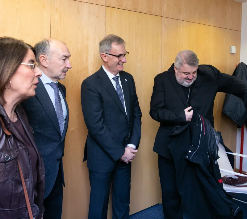 El delegado de Manos Unidas en Zaragoza recibe a Monseñor Carlos Escribano, al Delegado del Gobierno de España en Aragón autoridades invitadas