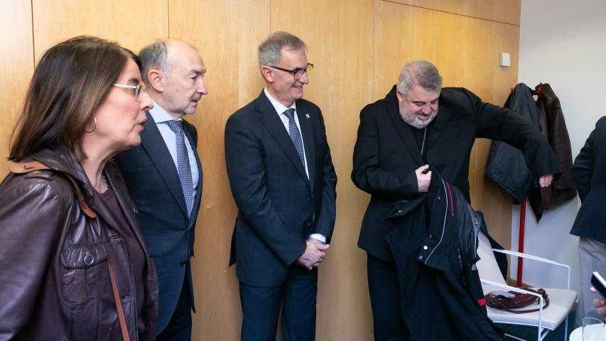 El delegado de Manos Unidas en Zaragoza recibe a Monseñor Carlos Escribano, al Delegado del Gobierno de España en Aragón autoridades invitadas