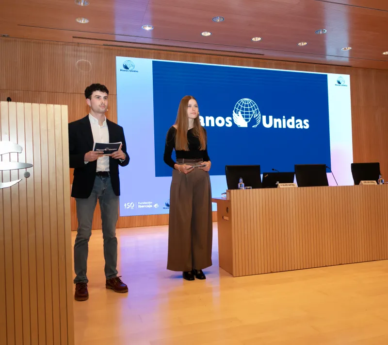 Sara Calavia y Juan Blas, estudiantes de periodismo en la Universidad San Jorge, dirigieron el  acto de Campaña