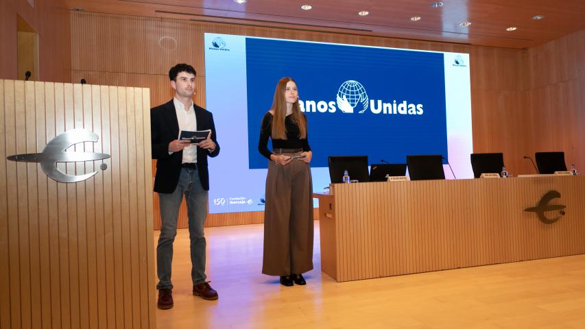 Sara Calavia y Juan Blas, estudiantes de periodismo en la Universidad San Jorge, dirigieron el  acto de Campaña