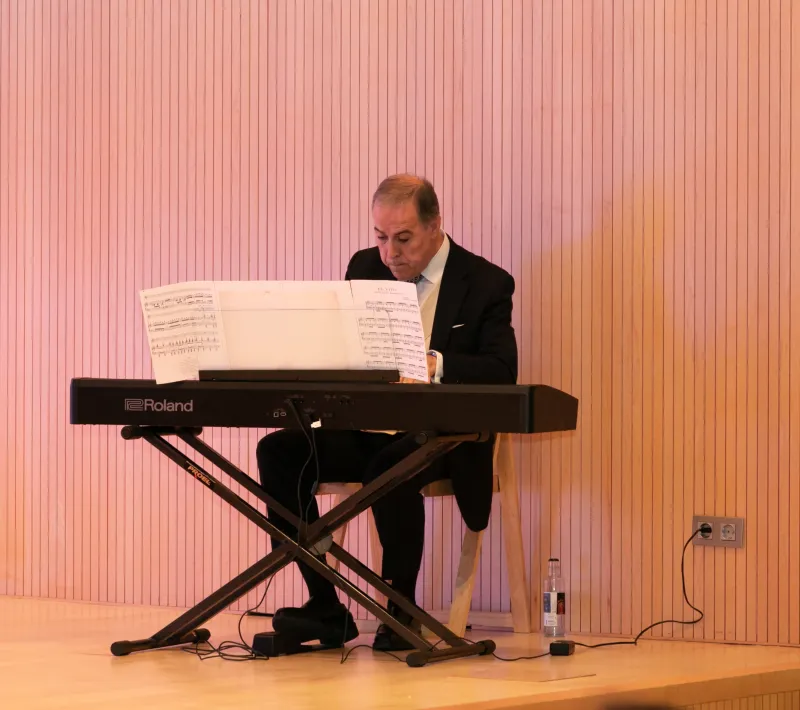Ricardo Solans, director de la Asociación Musical Tempo Giusto, acompañó al piano la actuación musical