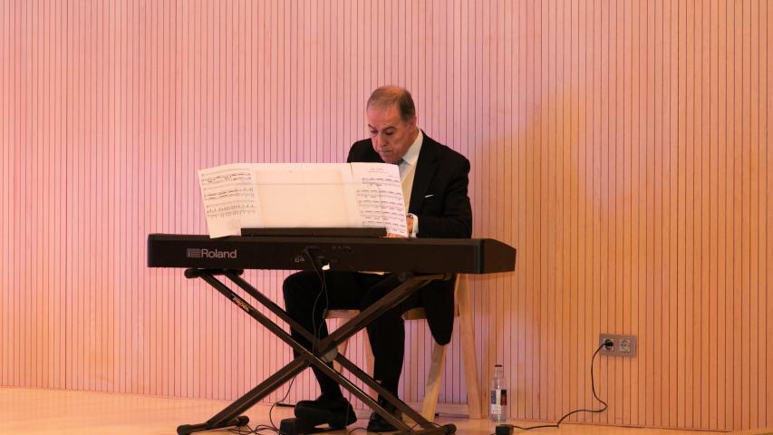 Ricardo Solans, director de la Asociación Musical Tempo Giusto, acompañó al piano la actuación musical