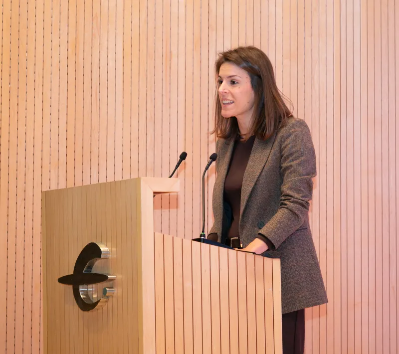 La Directora de la Fundación Ibercaja saluda y  da la bienvenida al público asistente