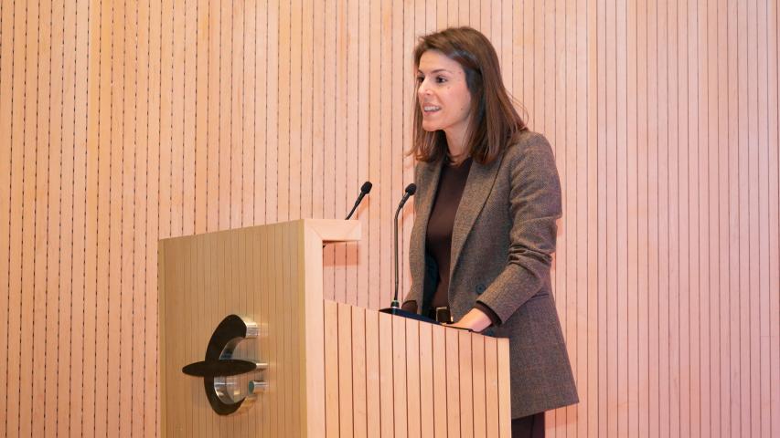 La Directora de la Fundación Ibercaja saluda y  da la bienvenida al público asistente