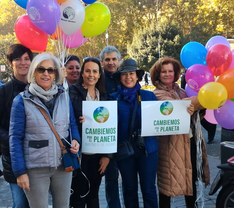 manos unidas antes de empezar manifestacion