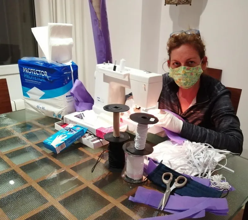 La delegada comarcal de Pego de Manos Unidas Valencia, Mónica Miralles, cosiendo material sanitario.