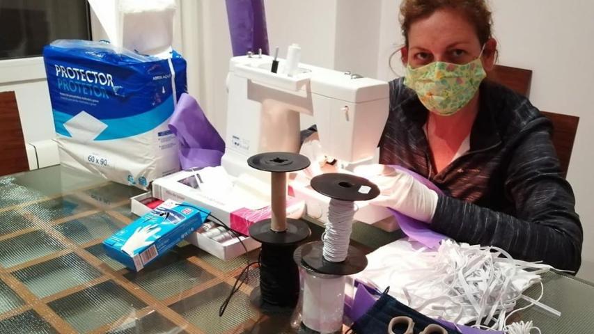 La delegada comarcal de Pego de Manos Unidas Valencia, Mónica Miralles, cosiendo material sanitario.