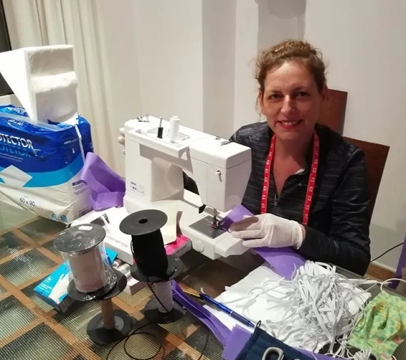 La delegada comarcal de Pego de Manos Unidas Valencia, Mónica Miralles, cosiendo material sanitario.
