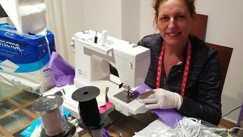 La delegada comarcal de Pego de Manos Unidas Valencia, Mónica Miralles, cosiendo material sanitario.