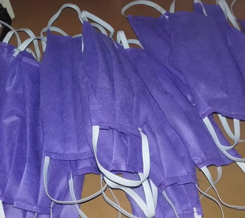 Mascarillas, gorros y batas son los protectores que están cosiendo las voluntarias de Manos Unidas Valencia.