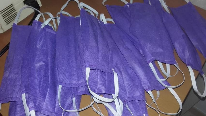 Mascarillas, gorros y batas son los protectores que están cosiendo las voluntarias de Manos Unidas Valencia.