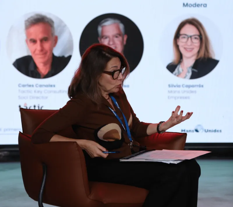 Olga Durich, moderadora de la primera mesa redonda. | Imagen: Hugo Pérez Marsol.