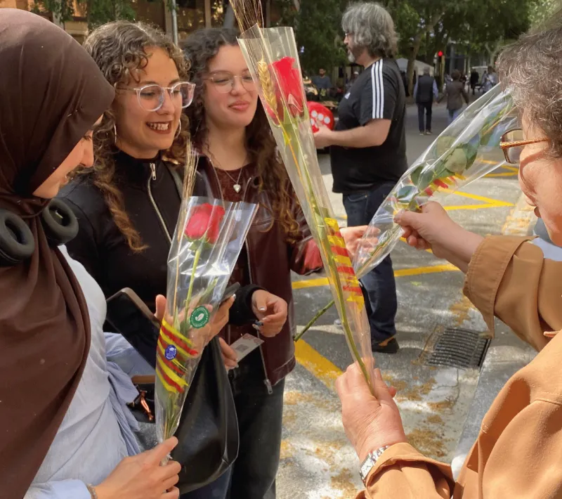 Gran éxito de nuestra parada solidaria de Sant Jordi 2026 | Imagen: Elena Señor Boguñá