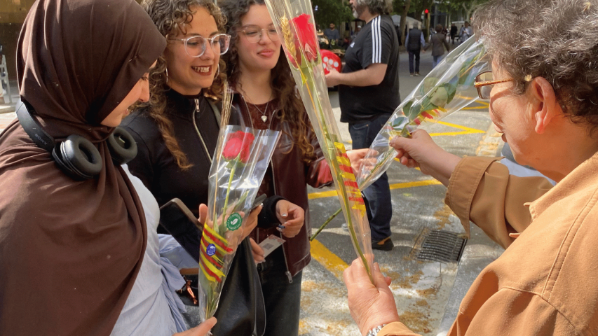 Gran éxito de nuestra parada solidaria de Sant Jordi 2026 | Imagen: Elena Señor Boguñá