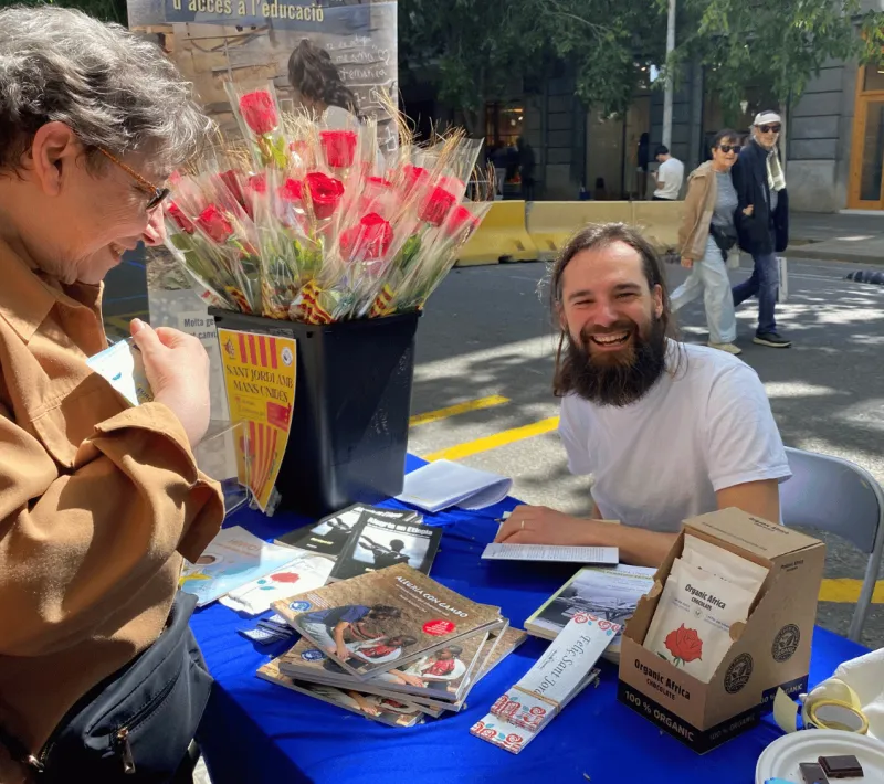 Gran éxito de nuestra parada solidaria de Sant Jordi 2026 | Imagen: Elena Señor Boguñá
