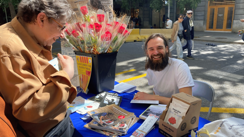 Gran éxito de nuestra parada solidaria de Sant Jordi 2026 | Imagen: Elena Señor Boguñá