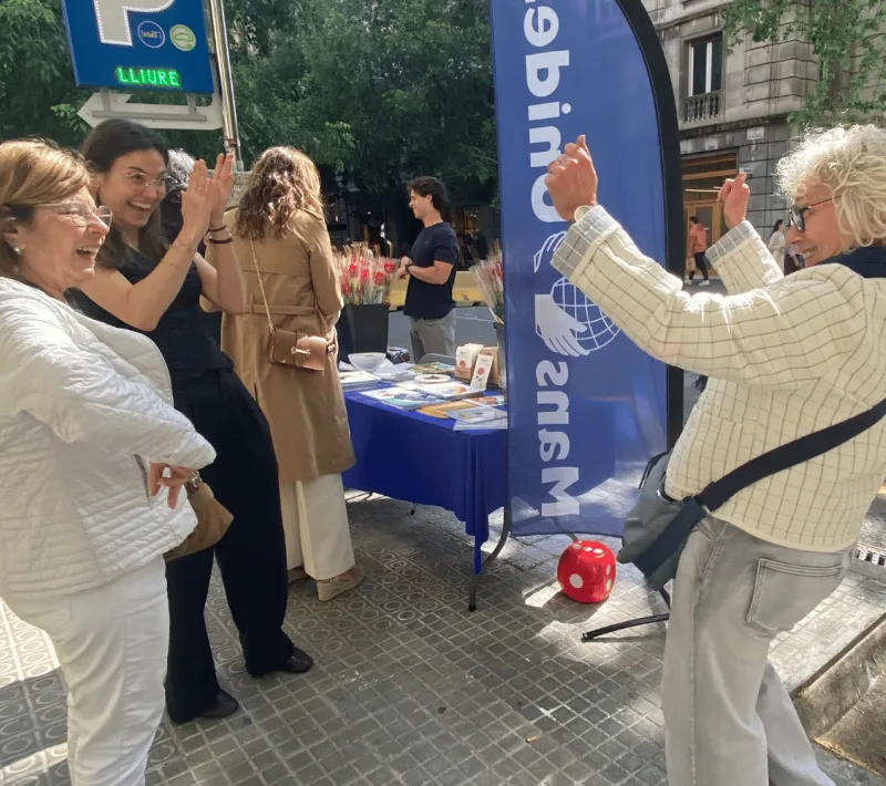 Gran éxito de nuestra parada solidaria de Sant Jordi 2026 | Imagen: Elena Señor Boguñá