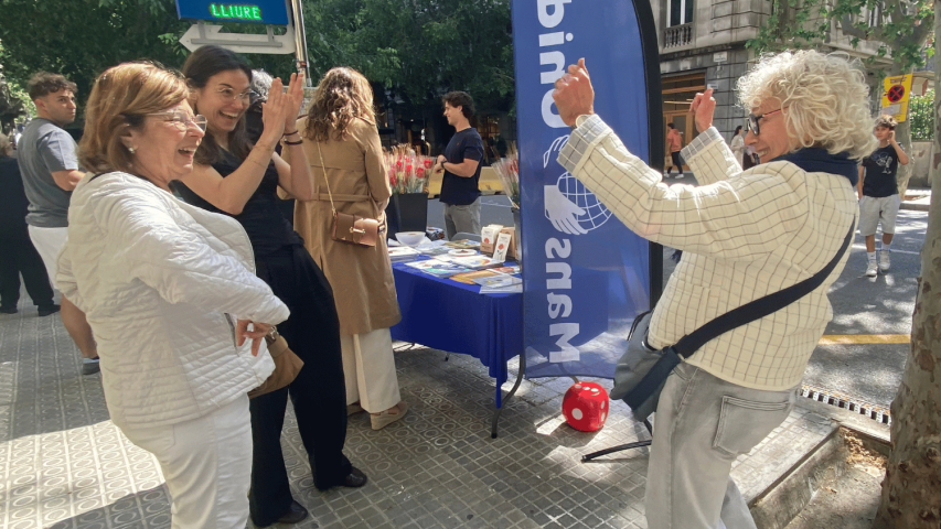 Gran éxito de nuestra parada solidaria de Sant Jordi 2026 | Imagen: Elena Señor Boguñá