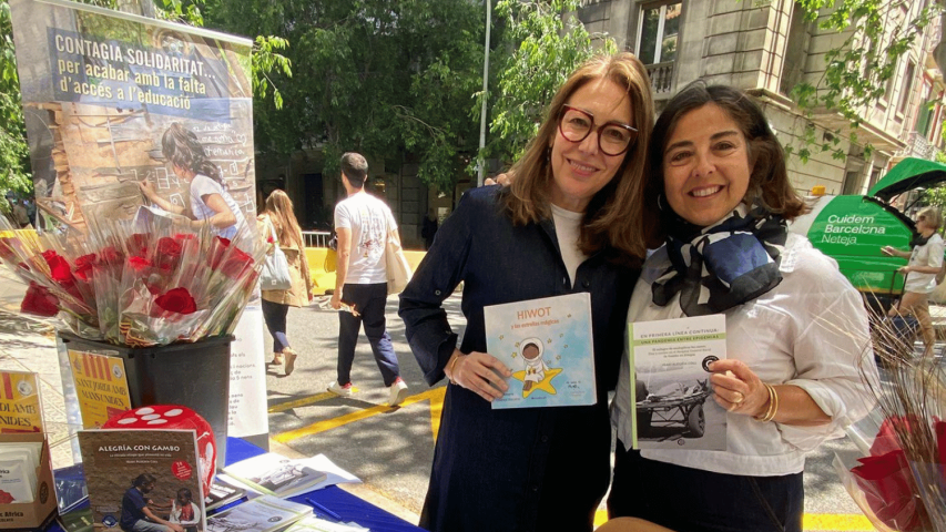 Gran éxito de nuestra parada solidaria de Sant Jordi 2026 | Imagen: Elena Señor Boguñá