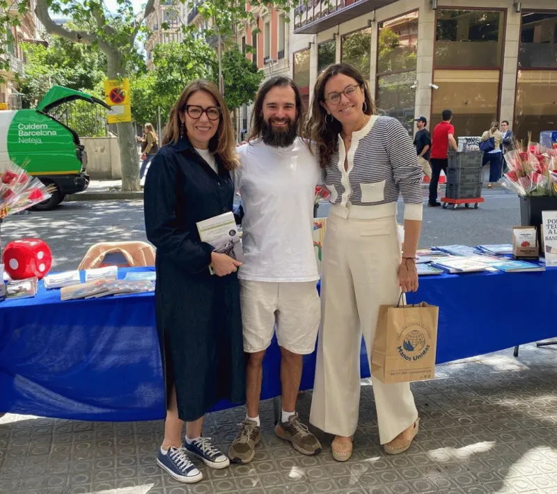 Gran éxito de nuestra parada solidaria de Sant Jordi 2026 | Imagen: Elena Señor Boguñá