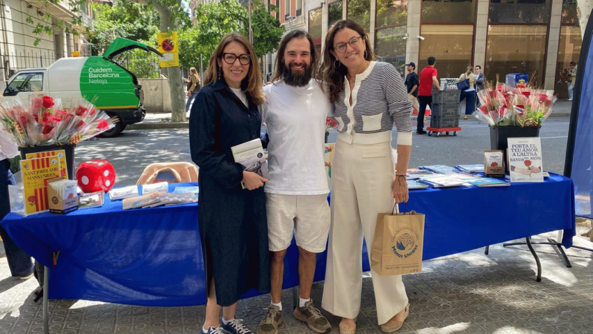 Gran éxito de nuestra parada solidaria de Sant Jordi 2026 | Imagen: Elena Señor Boguñá