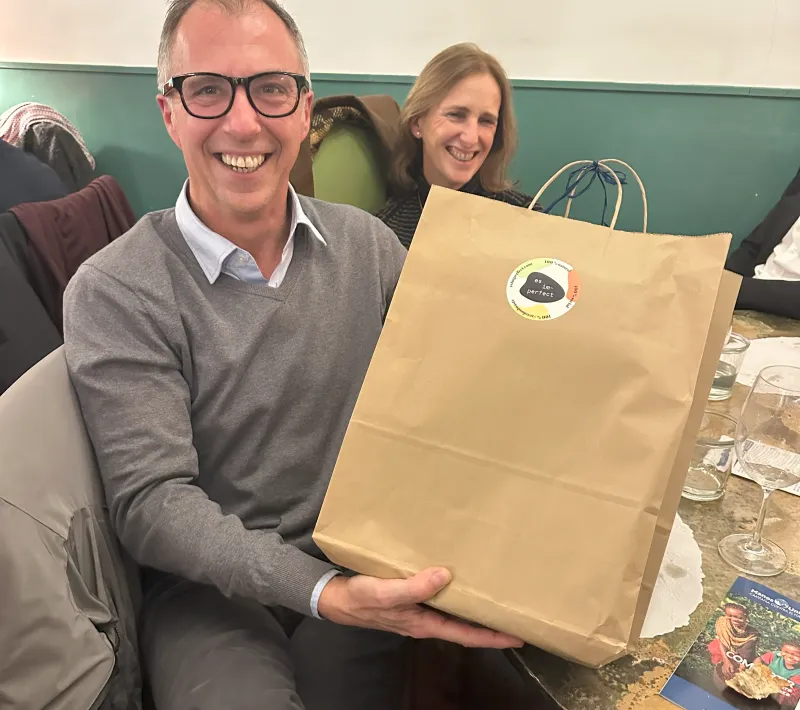 Uno de los ganadores de la subasta solidaria posa con su premio (Imagen: Hugo Pérez Marsol - Manos Unidas)