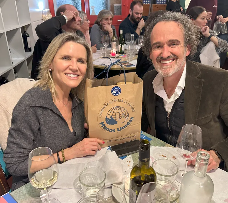 Uno de los ganadores de la subasta solidaria posa con su premio (Imagen: Hugo Pérez Marsol - Manos Unidas)