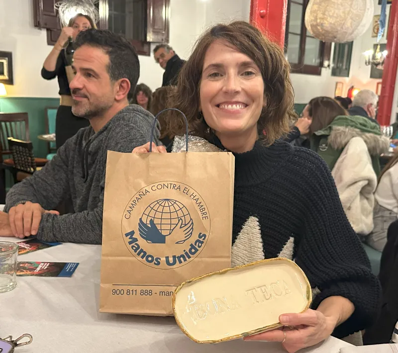 Uno de los ganadores de la subasta solidaria posa con su premio (Imagen: Hugo Pérez Marsol - Manos Unidas)