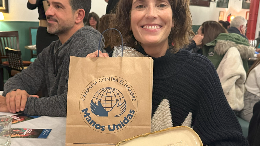 Uno de los ganadores de la subasta solidaria posa con su premio (Imagen: Hugo Pérez Marsol - Manos Unidas)