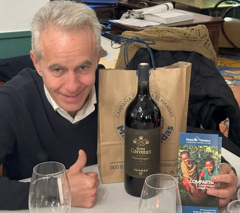 Uno de los ganadores de la subasta solidaria posa con su premio (Imagen: Hugo Pérez Marsol - Manos Unidas)