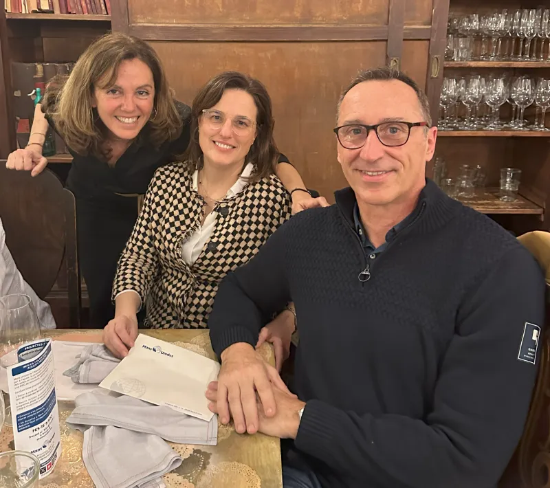 Uno de los ganadores de la subasta solidaria posa con su premio (Imagen: Hugo Pérez Marsol - Manos Unidas)
