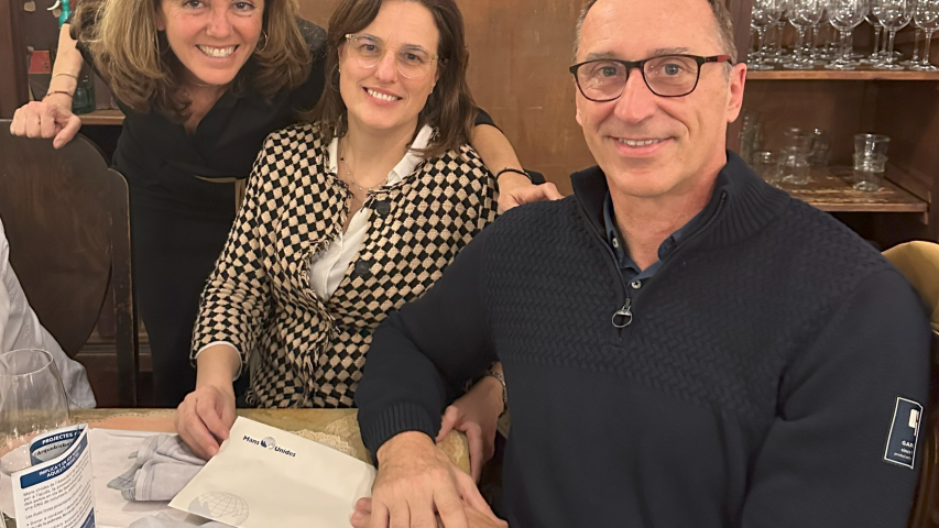 Uno de los ganadores de la subasta solidaria posa con su premio (Imagen: Hugo Pérez Marsol - Manos Unidas)
