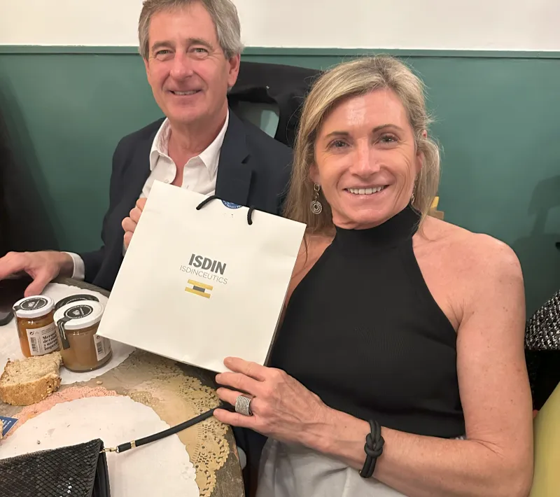 Uno de los ganadores de la subasta solidaria posa con su premio (Imagen: Hugo Pérez Marsol - Manos Unidas)