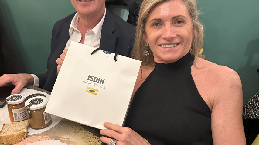 Uno de los ganadores de la subasta solidaria posa con su premio (Imagen: Hugo Pérez Marsol - Manos Unidas)
