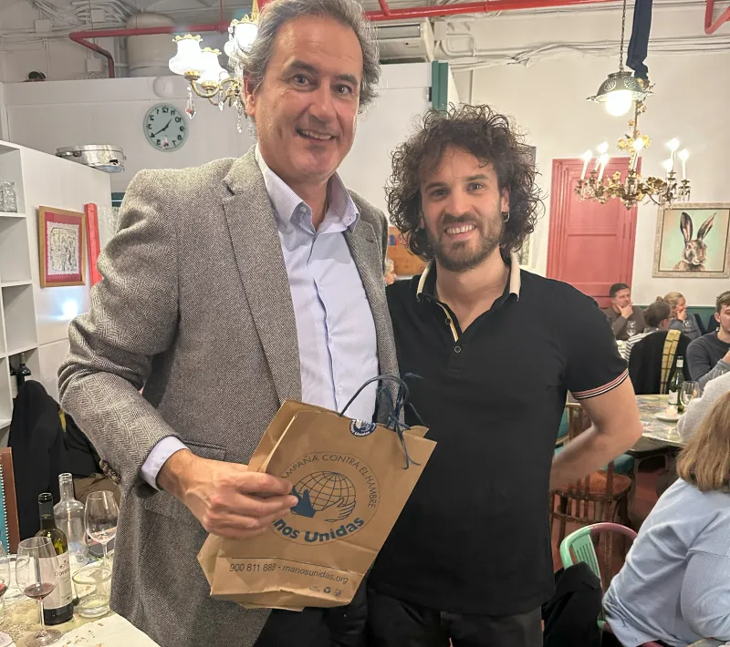 Uno de los ganadores de la subasta solidaria posa con su premio (Imagen: Hugo Pérez Marsol - Manos Unidas)