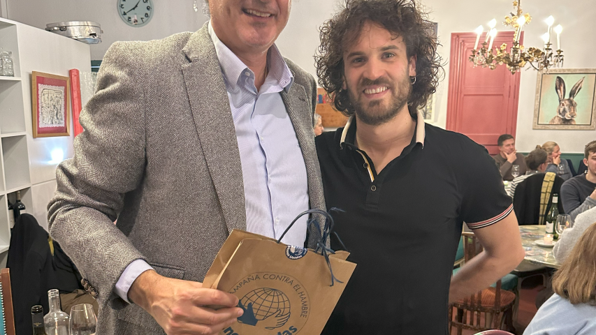 Uno de los ganadores de la subasta solidaria posa con su premio (Imagen: Hugo Pérez Marsol - Manos Unidas)