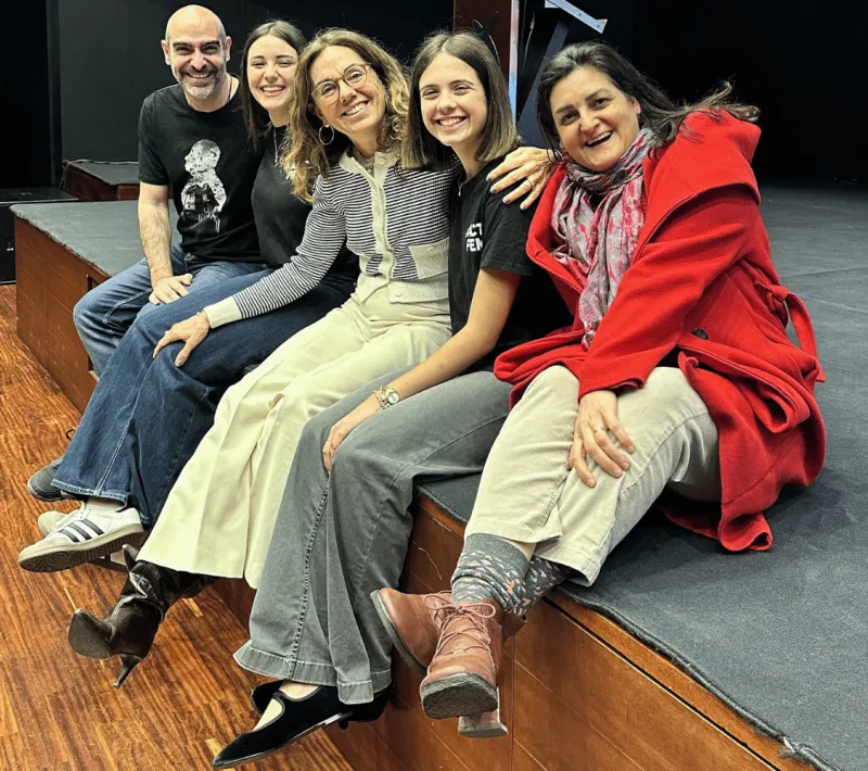 El equipo de Plàudite Teatre, junto a Mireia Angerri. | Imagen: Hugo Pérez Marsol