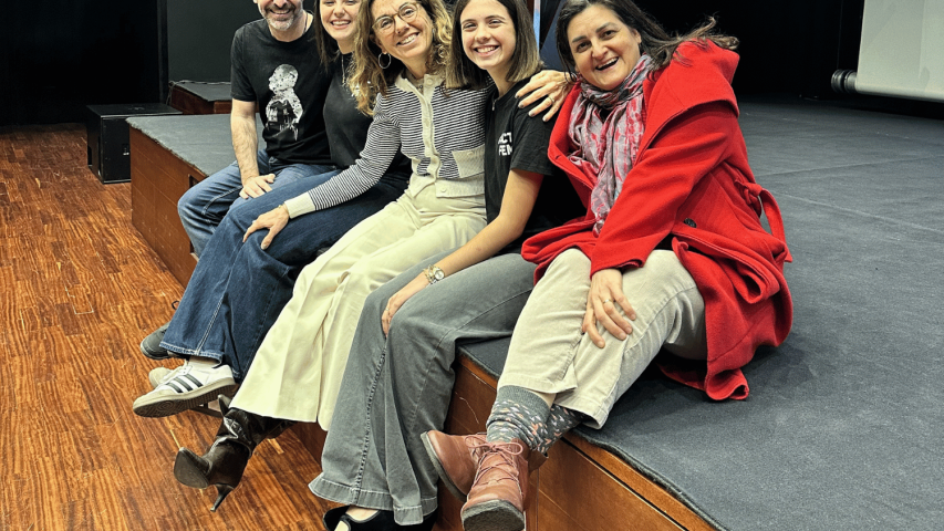 El equipo de Plàudite Teatre, junto a Mireia Angerri. | Imagen: Hugo Pérez Marsol